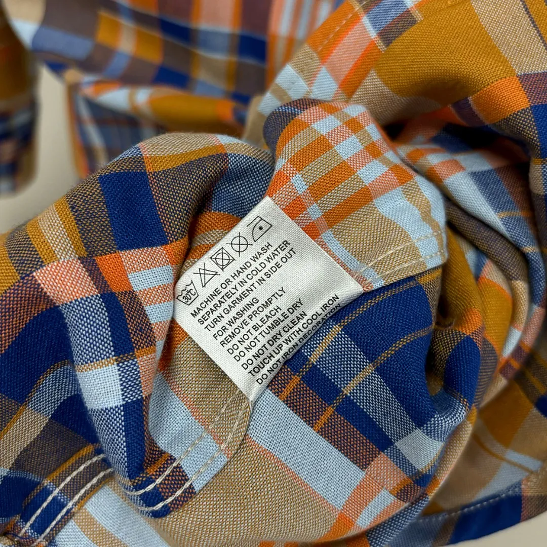 P280 Ralph Lauren/Ralph Lauren cotton plaid shirt is made of 100% pure cotton. The cotton fiber is naturally mild and non-irritating to the skin. It is suitable for people of all skin types. The high-density weaving method gives the fabric a crisp texture and is not easy to deform and pill. It can still maintain a neat shape after multiple washings. It is durable and has a loose fit. The upper body is three-dimensional and the lines are smooth and natural. From the shoulder line to the waist line and then to the hem, the line transition is smooth. There are no unnecessary folds or accumulations. The overall shape is neat and stretched. Size: S M L XL